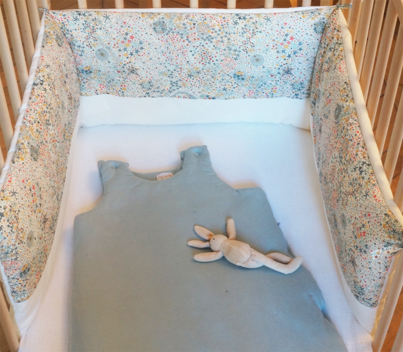 Tour de lit bébé garçon en liberty étoiles multicolores et percale de coton