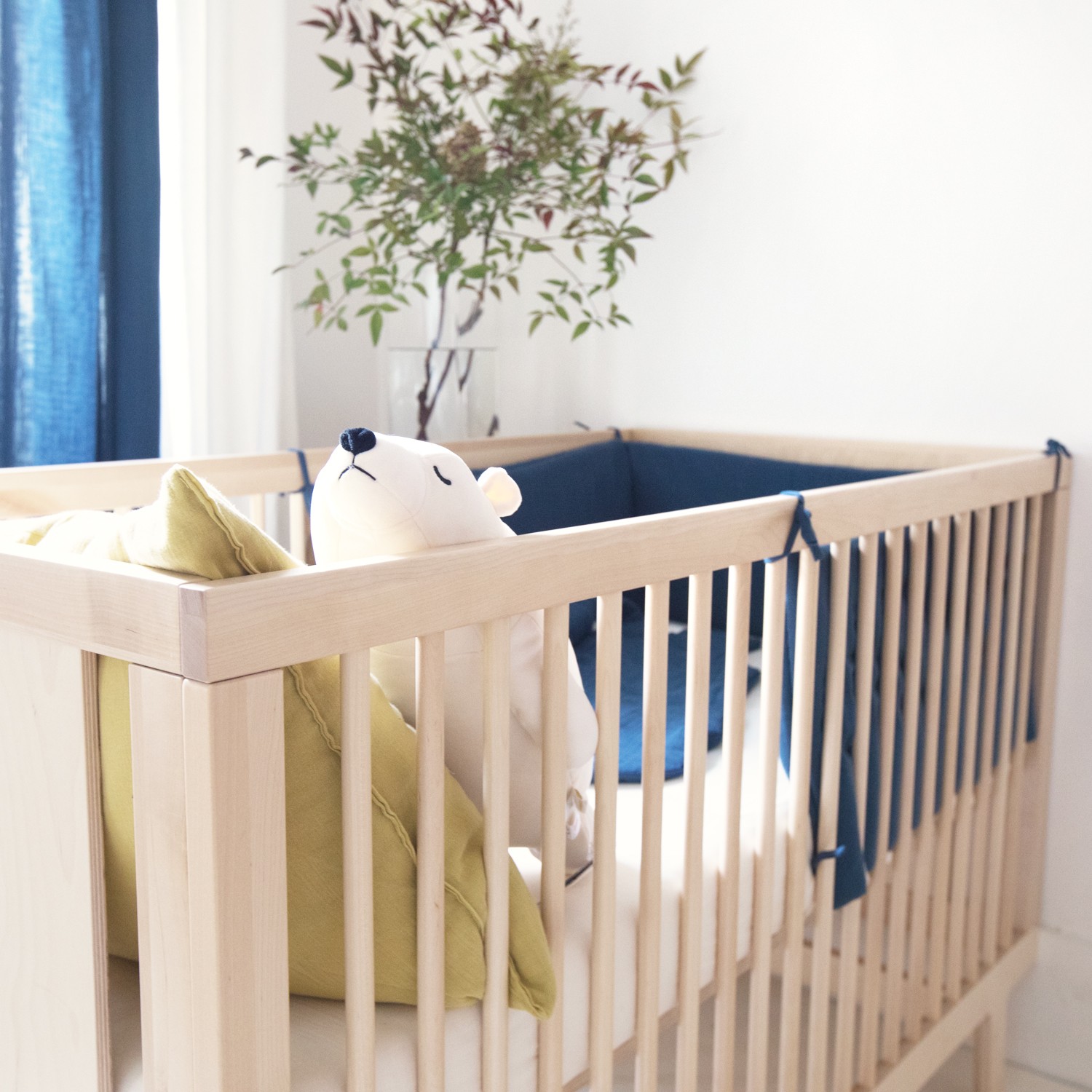 Tour de lit bébé garçon 70 x 140 en gaze de coton biologique bleu profond