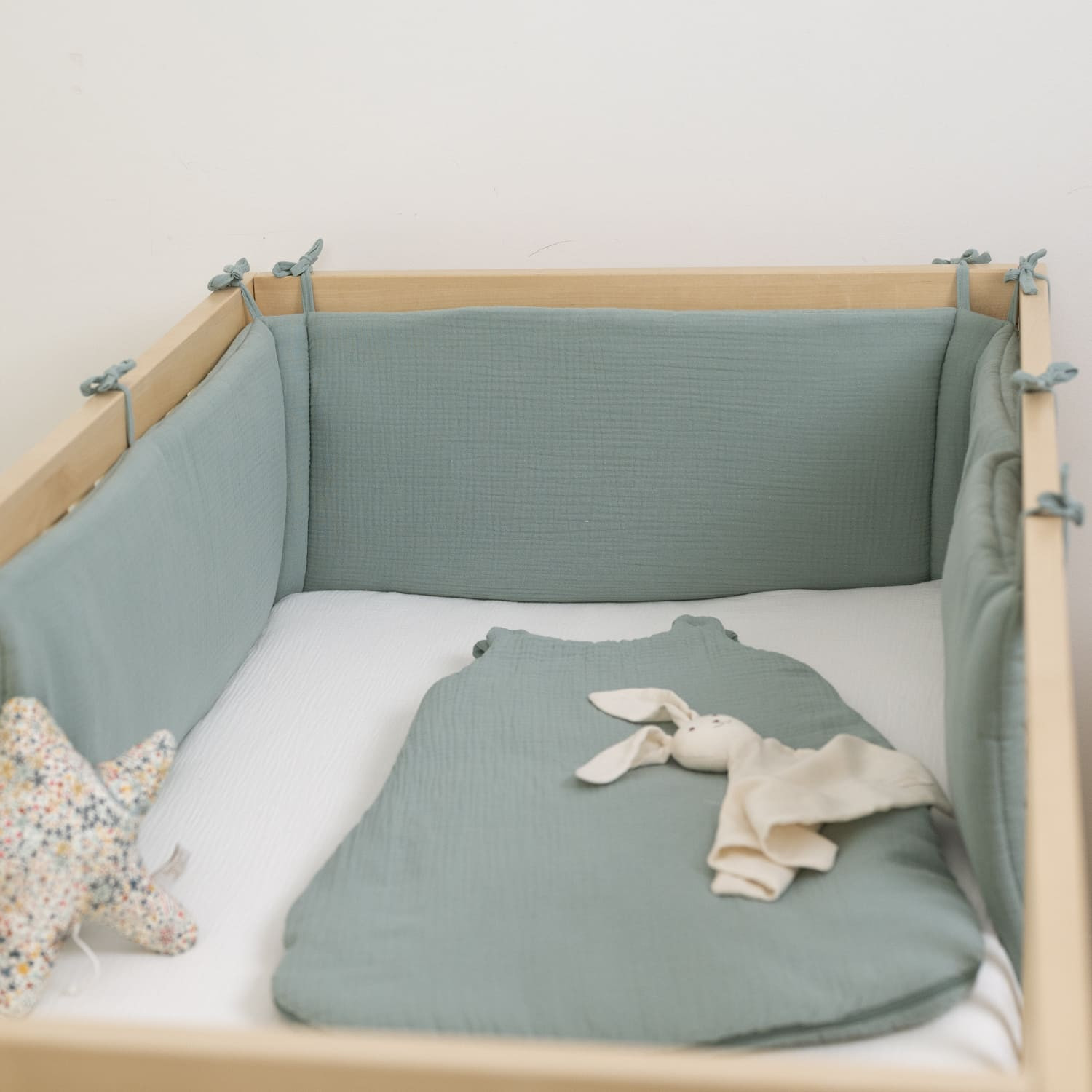 Tour de lit bébé en gaze de coton bio vert sauge