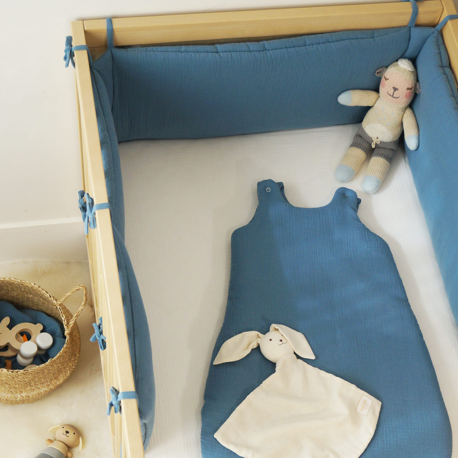 Tour de lit bébé en gaze de coton bio bleu orage