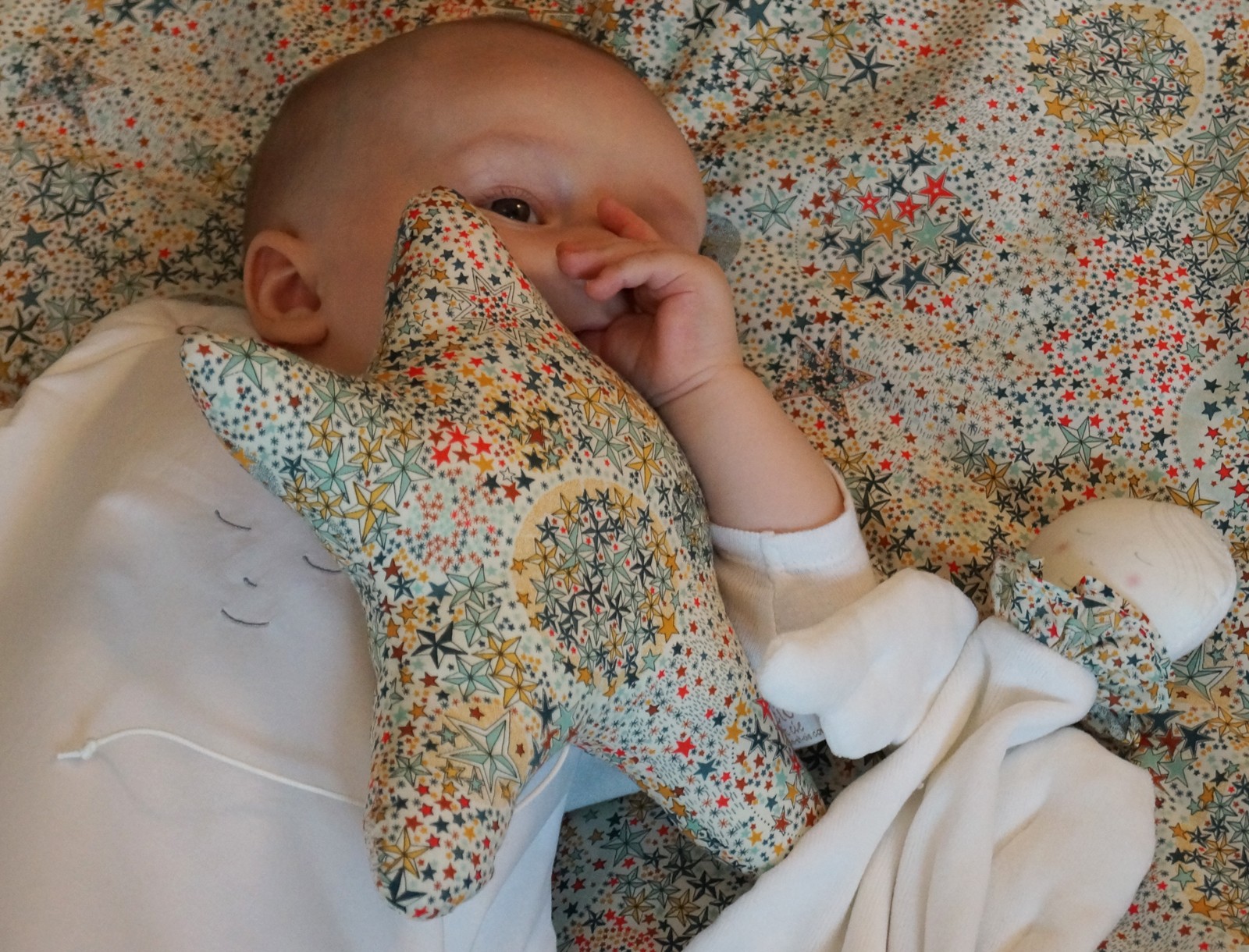 Boite à musique bébé en tissu Etoiles Multicolores