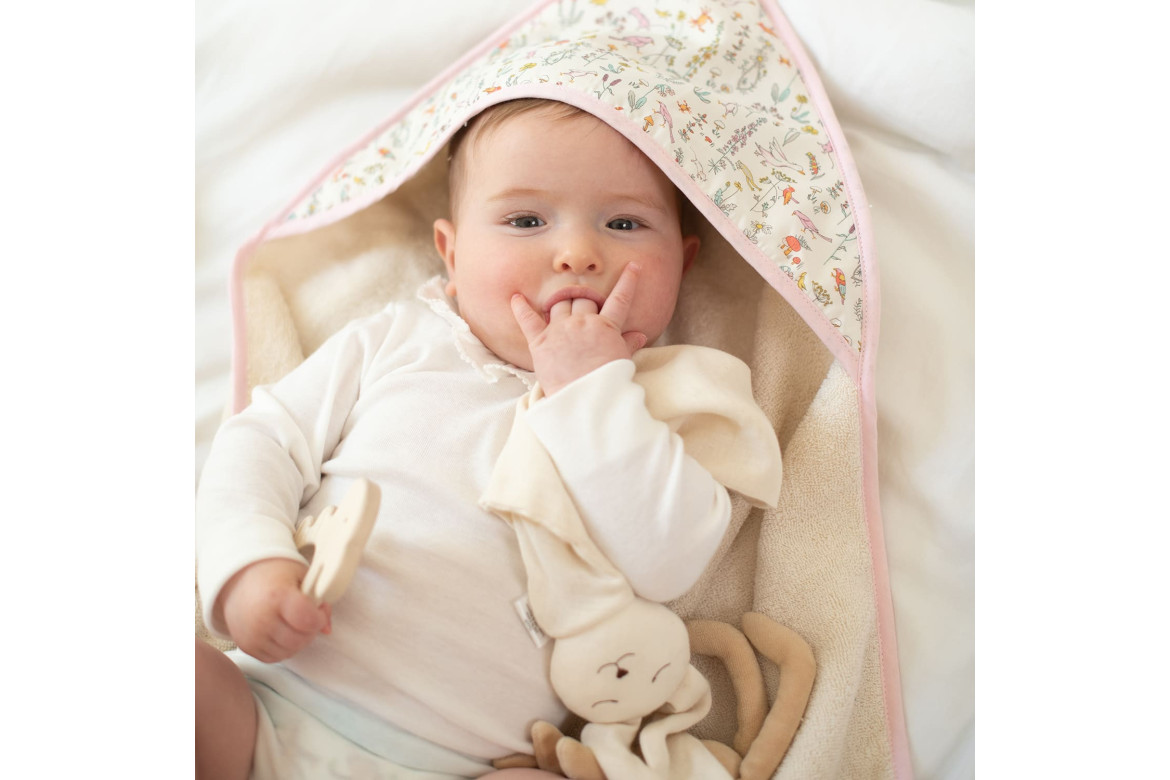 Une serivette éponge bébé à capuche pour éviter d'avoir froid